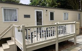 2 Bedroom Holiday Home - Access To Club House / Fishing Lake / Swimming Pool